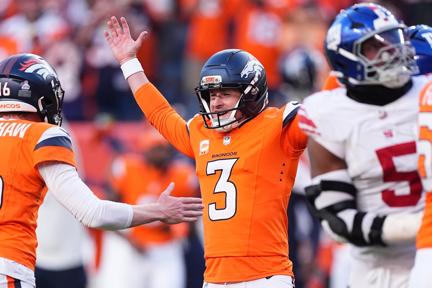 Broncos stun Giants 33-32 with last-second field goal in historic comeback | iNFOnews.ca