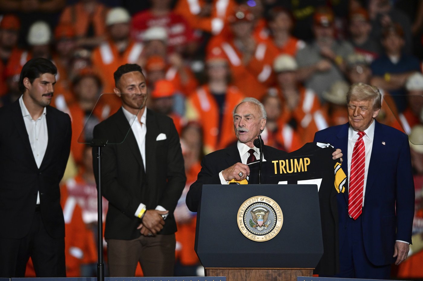 The Pittsburgh Steelers reached out to fans upset that Donald Trump received a jersey at a rally | iNFOnews.ca