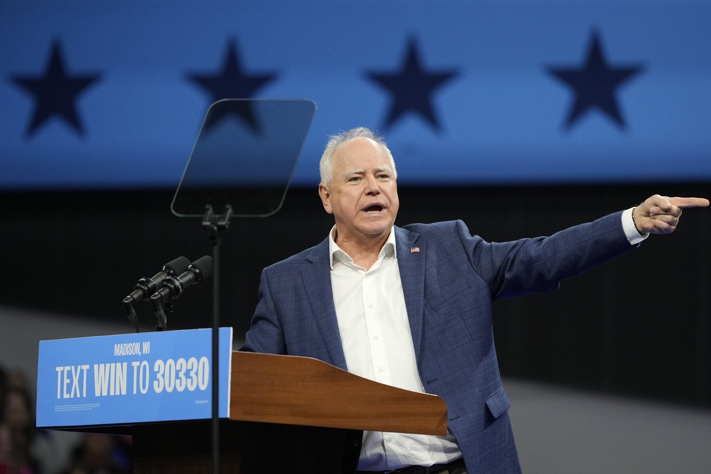 Tim Walz, wife and son vote early in Minnesota | iNFOnews.ca Tim Walz, wife and son vote early in Minnesota | iNFOnews.ca