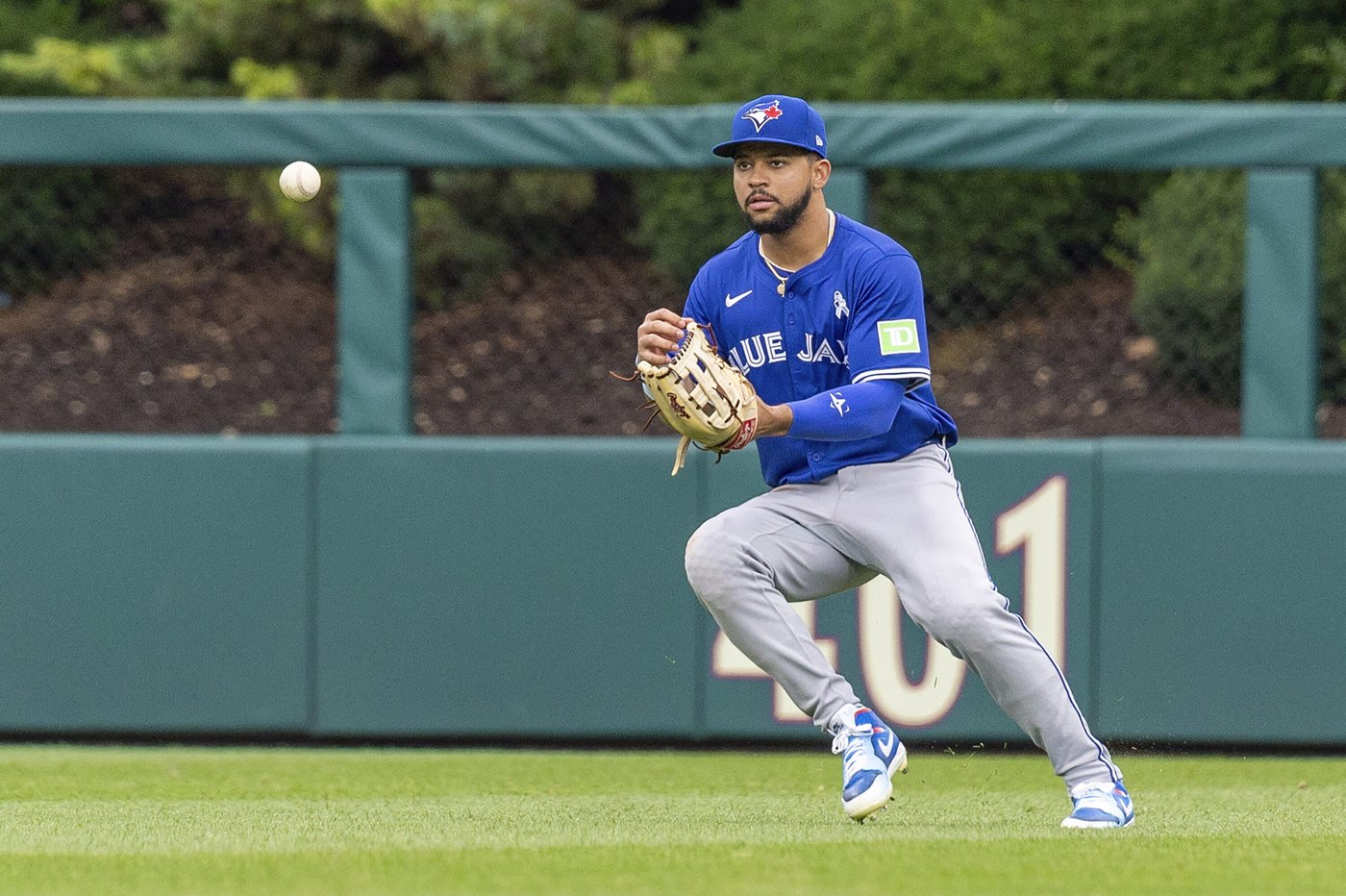 Blue Jays lose center fielders Clase and Straw to injury in consecutive innings against Arizona | iNFOnews.ca