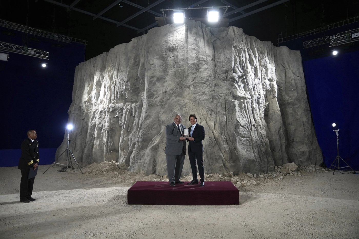 Tom Cruise gets a top U.S Navy honor for boosting the military with his screen roles | iNFOnews.ca