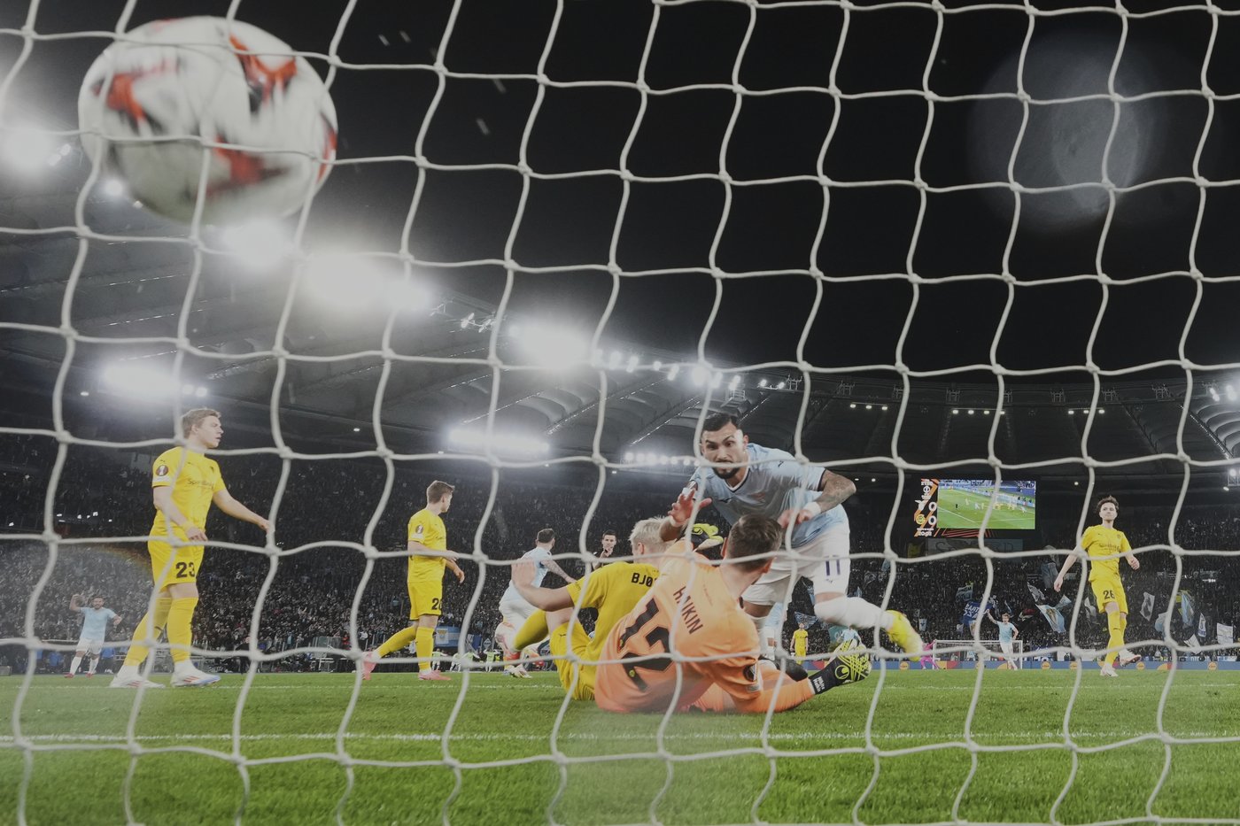 Man United seals spectacular comeback to beat Lyon 5-4 and advance to Europa League semifinals | iNFOnews.ca Man United seals spectacular comeback to beat Lyon 5-4 and advance to Europa League semifinals | iNFOnews.ca