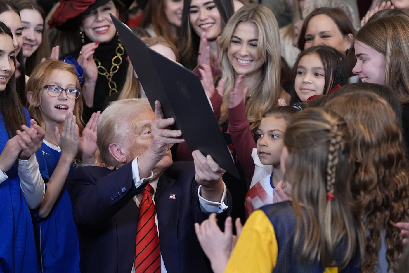 Trump signs executive order intended to bar transgender athletes from girls' and women's sports | iNFOnews.ca