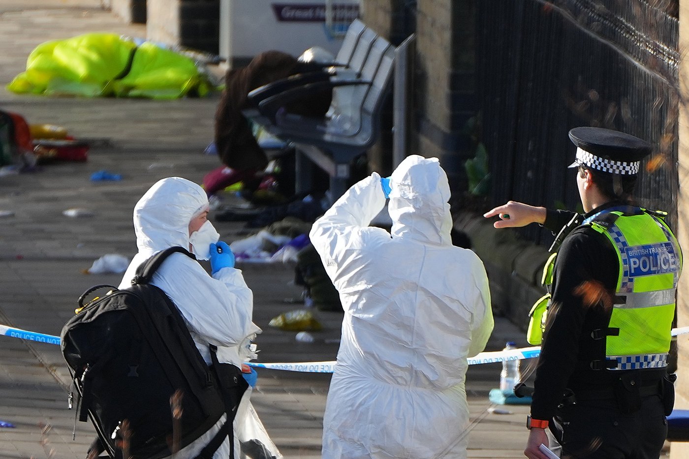 UK police release 1 of 2 men arrested over train stabbings and laud 'heroic' rail worker | iNFOnews.ca UK police release 1 of 2 men arrested over train stabbings and laud 'heroic' rail worker | iNFOnews.ca