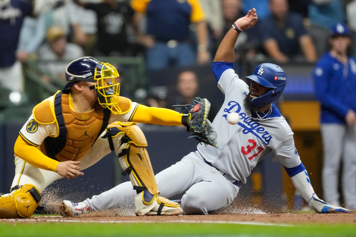 Brewers turn potential grand slam by Dodgers slugger Max Muncy into wild double play in NLCS | iNFOnews.ca