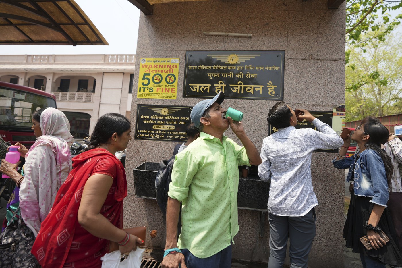 In one Indian city, reflective paint and bus stop sprinklers offer relief from killer heat | iNFOnews.ca