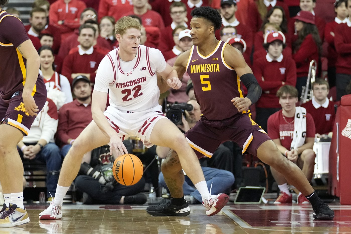 Steven Crowl scores 18, John Tonje adds 16; Wisconsin beats Minnesota 80-59 | iNFOnews.ca