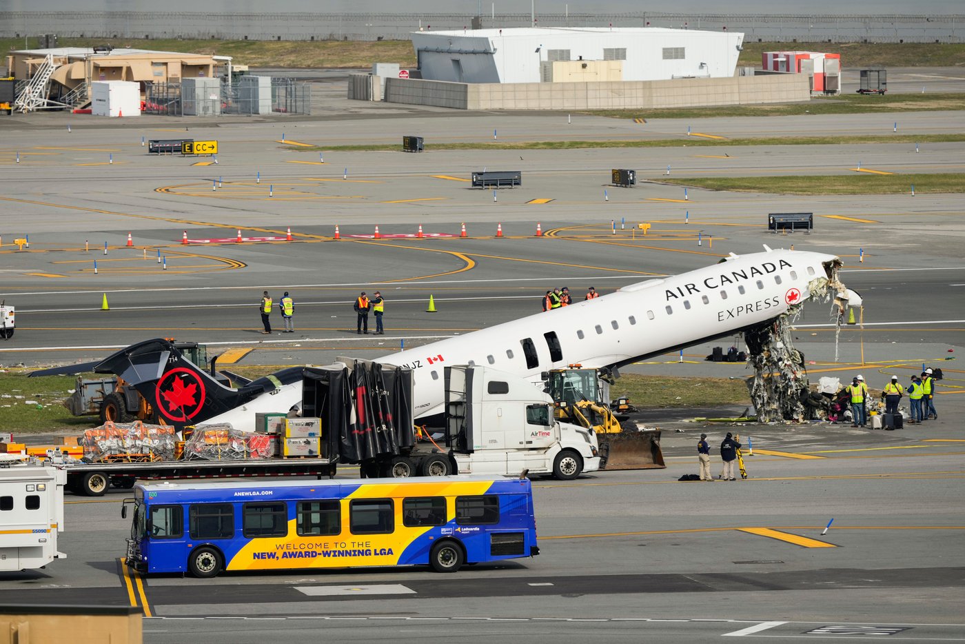 LaGuardia Airport runway reopens, days after crash on tarmac killed 2 Canadian pilots | iNwheels LaGuardia Airport runway reopens, days after crash on tarmac killed 2 Canadian pilots | iNwheels