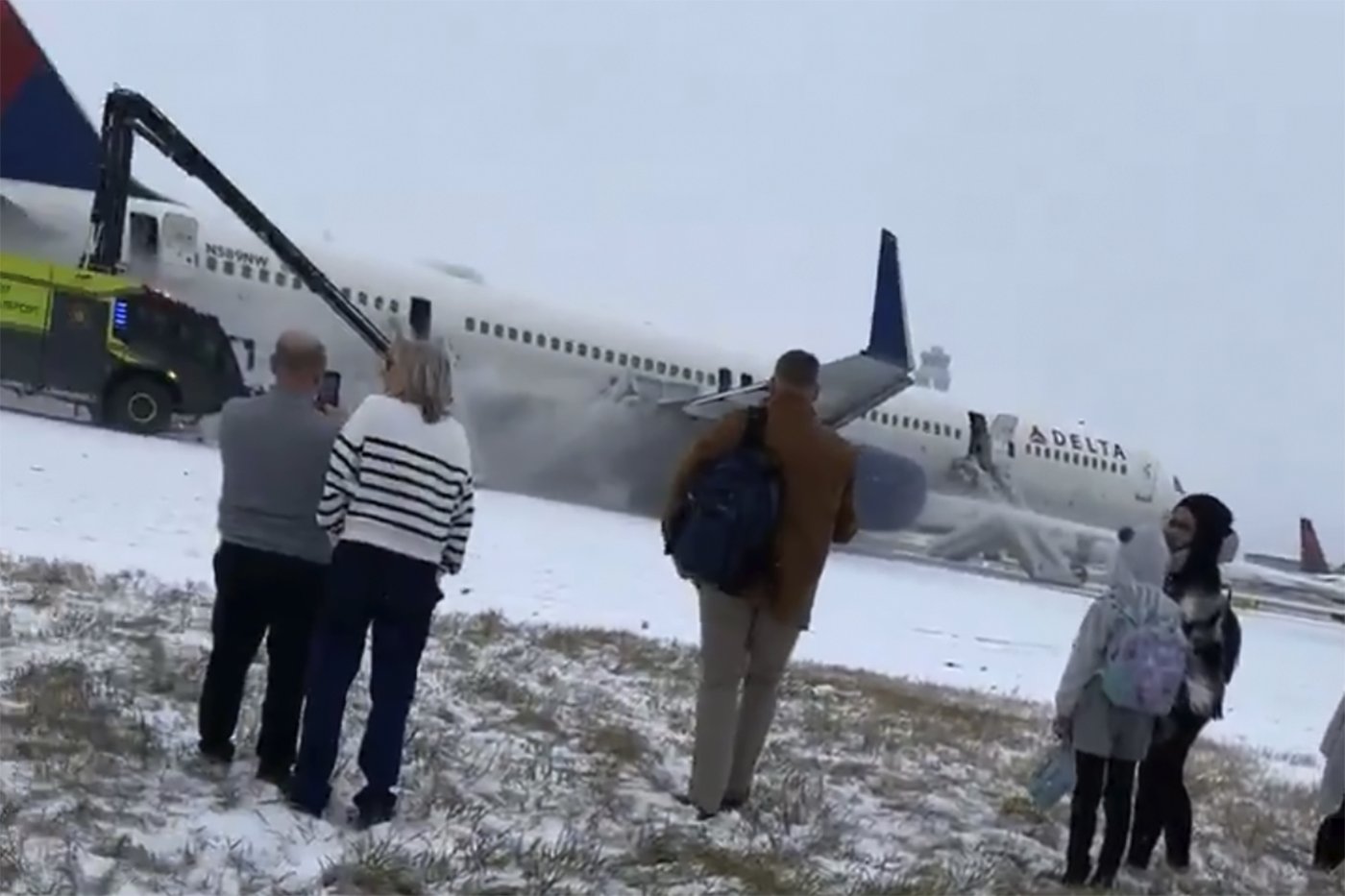 Delta jet aborts takeoff from snowy Atlanta airport after engine problem | iNFOnews.ca Delta jet aborts takeoff from snowy Atlanta airport after engine problem | iNFOnews.ca