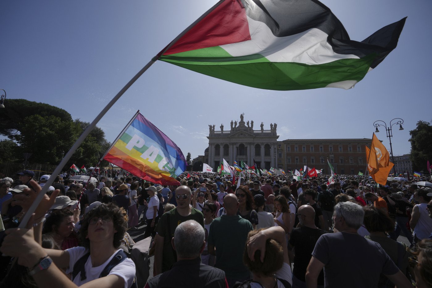 Thousands of demonstrators march through Rome to call for an immediate end to the war in Gaza | iNFOnews.ca
