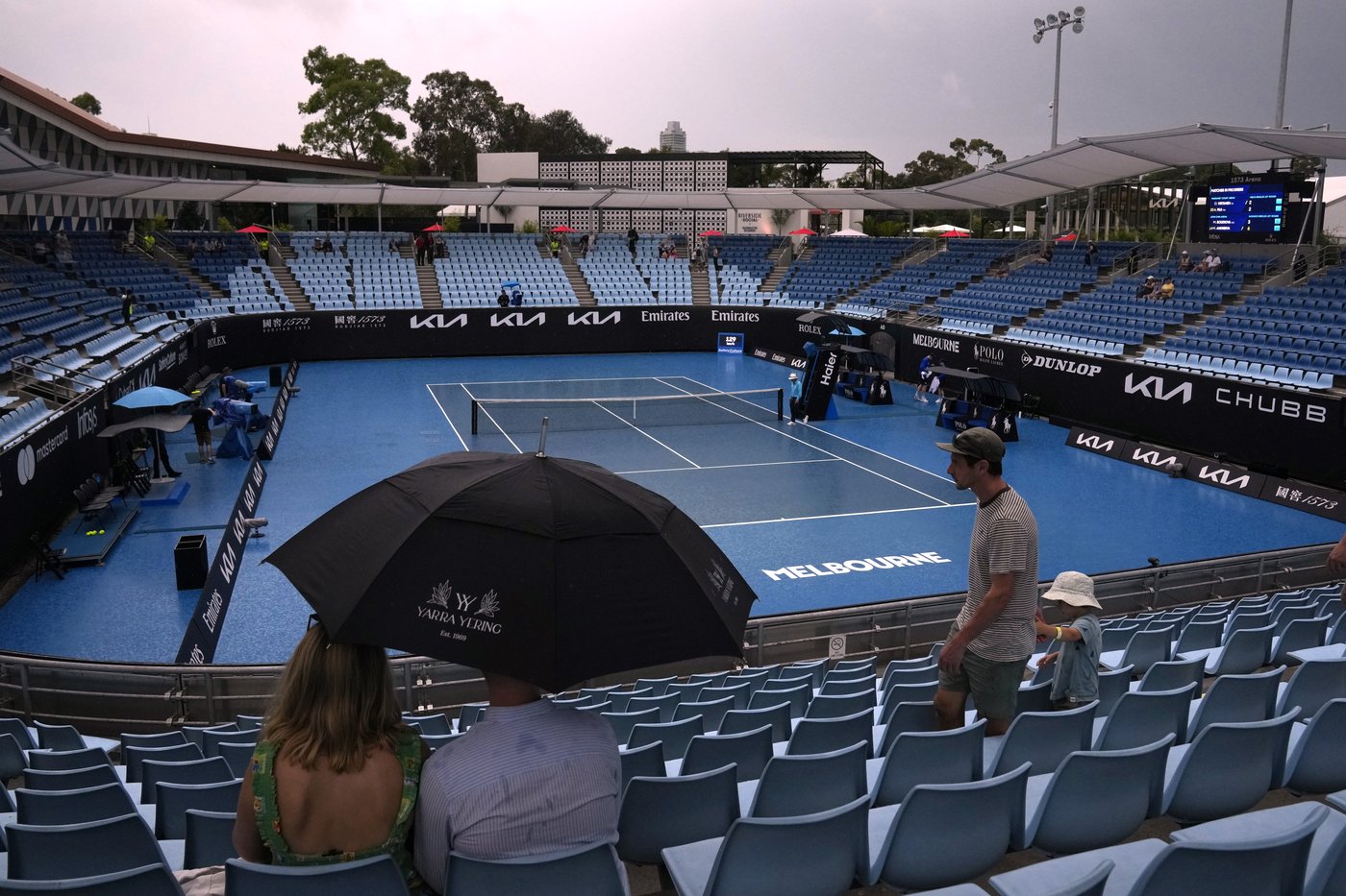 Australian Open: Olympic champ Zheng Qinwen starts her bid for another final on a rainy Day 1 | iNFOnews.ca