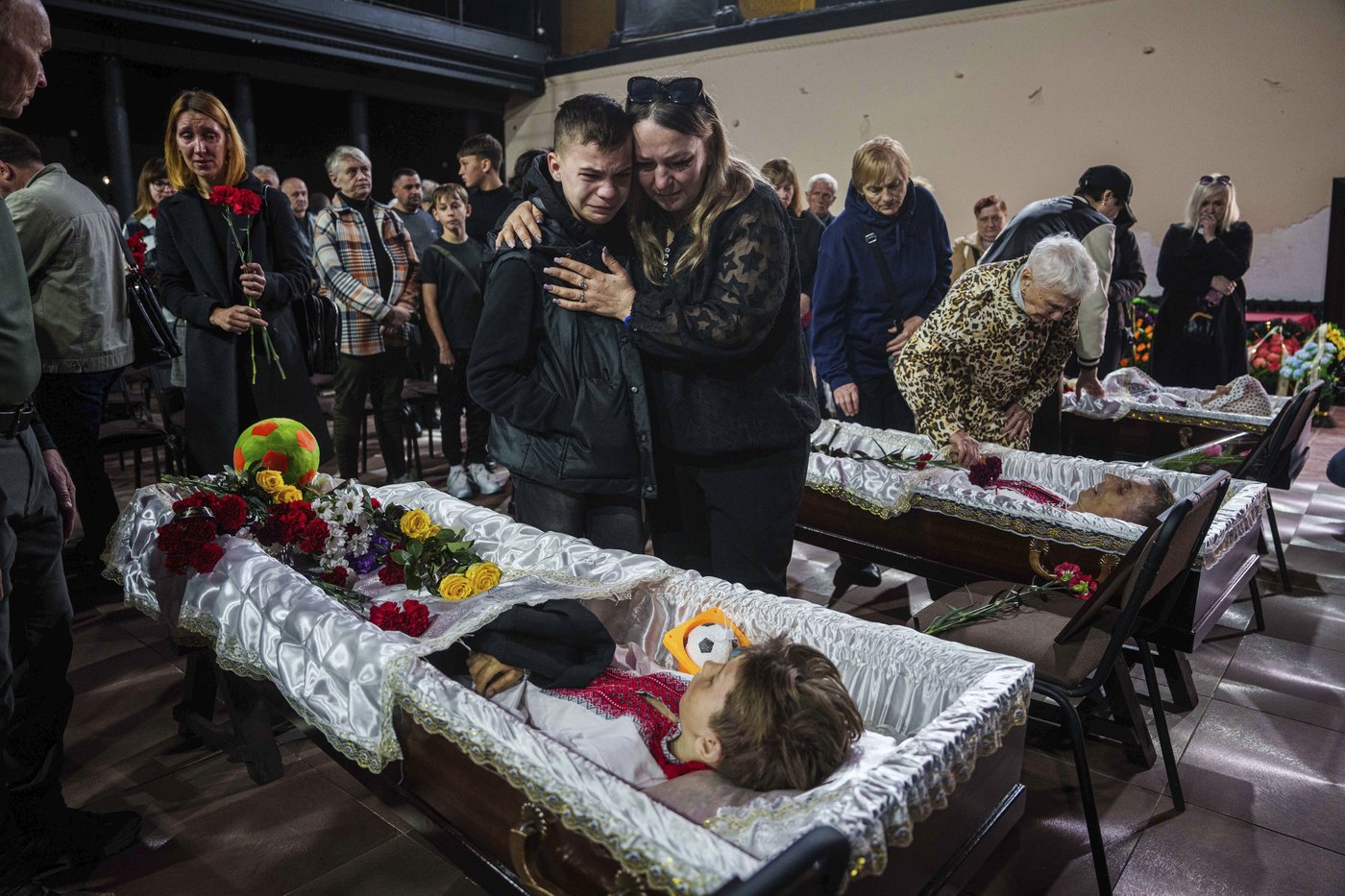 Russian strikes on Ukraine's Kherson kill 1 person and wound 9 | iNFOnews.ca