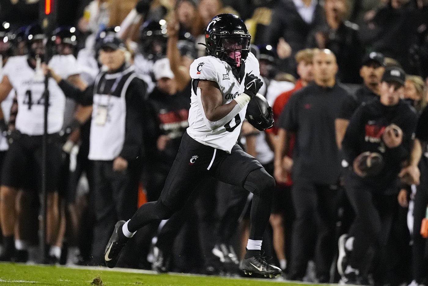 Shedeur Sanders, Travis Hunter help Colorado beat Cincinnati 34-23 to become bowl eligible | iNFOnews.ca