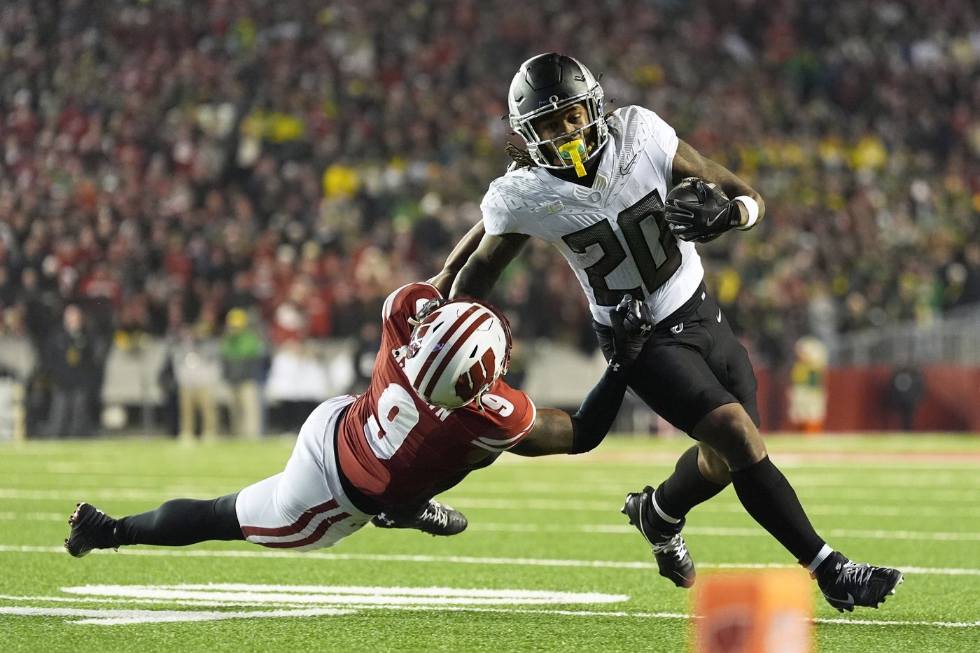 No. 1 Oregon rallies in 4th quarter to beat Wisconsin 16-13 | iNFOnews.ca No. 1 Oregon rallies in 4th quarter to beat Wisconsin 16-13 | iNFOnews.ca