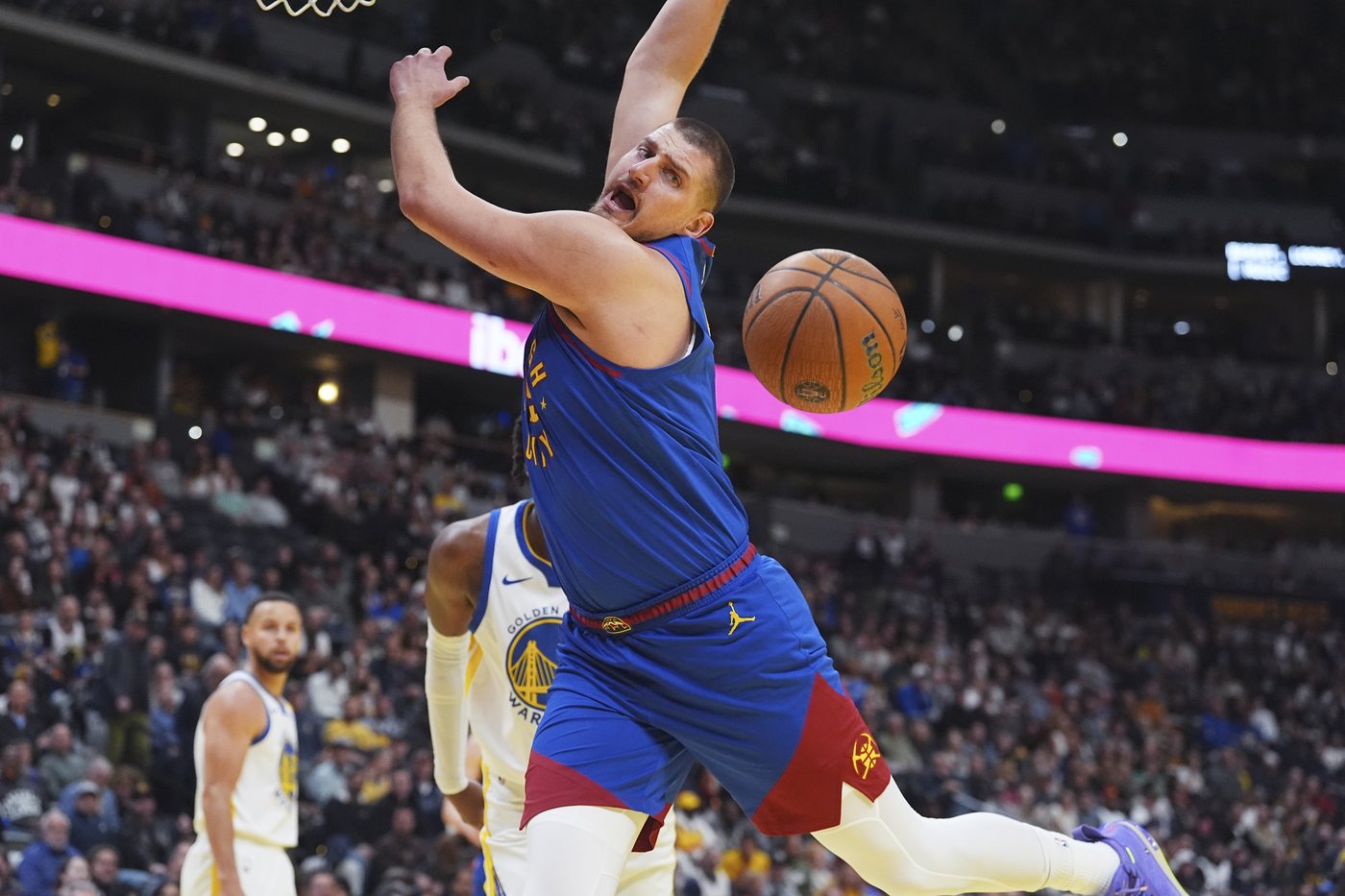 Jokic scores 38 points and helps Nuggets mount a late comeback to beat Warriors 119-115 | iNFOnews.ca