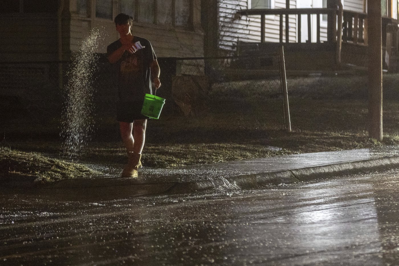 Storms encase Iowa and eastern Nebraska in ice and generate rare tornado warning in San Francisco | iNFOnews.ca