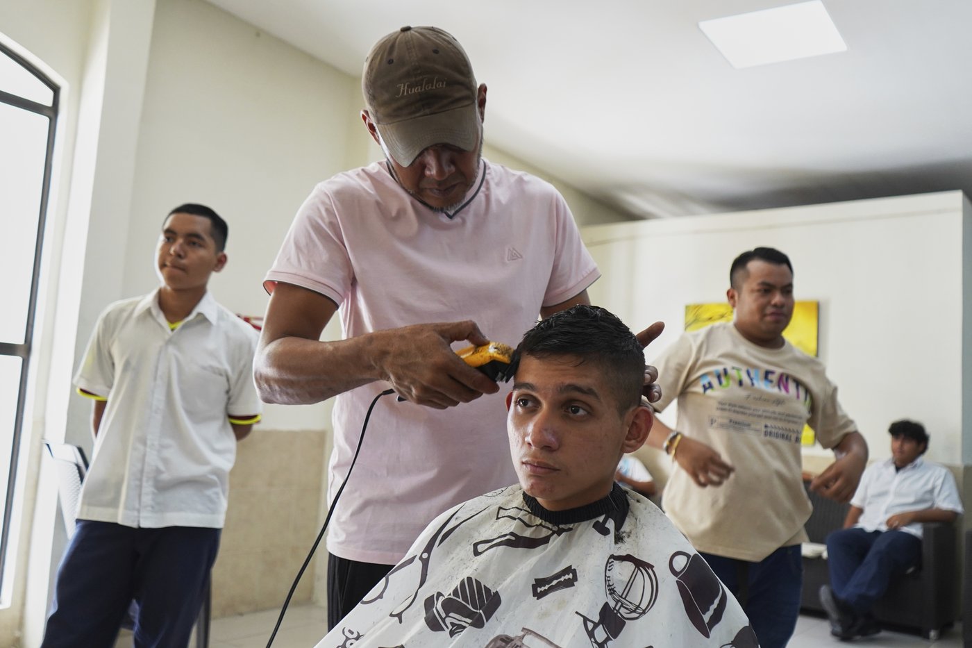 El Salvador is enforcing strict student dress codes to bring discipline back to schools | iNFOnews.ca