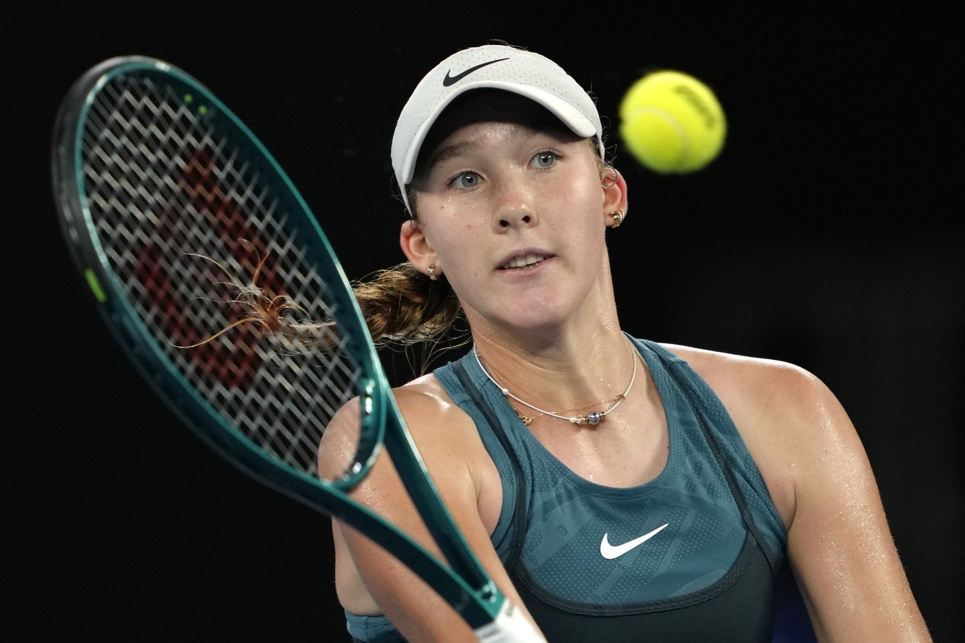 Australian Open: Olympic champ Zheng Qinwen starts her bid for another final on a rainy Day 1 | iNFOnews.ca