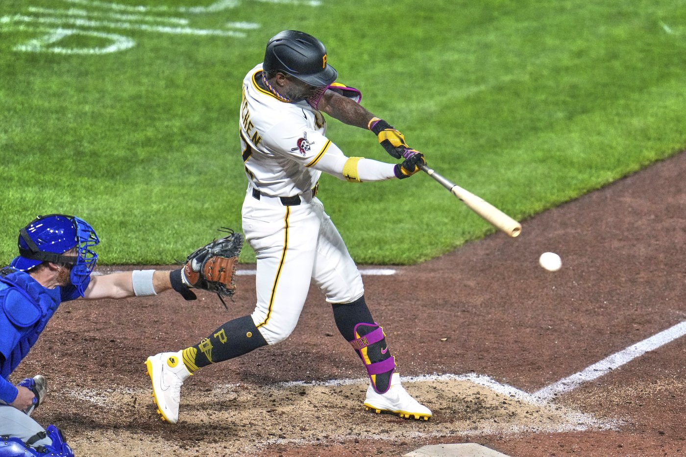 McCutchen's two-run double lifts Pirates over Cubs 4-3 as fan falls from 21-foot Clemente Wall | iNFOnews.ca McCutchen's two-run double lifts Pirates over Cubs 4-3 as fan falls from 21-foot Clemente Wall | iNFOnews.ca