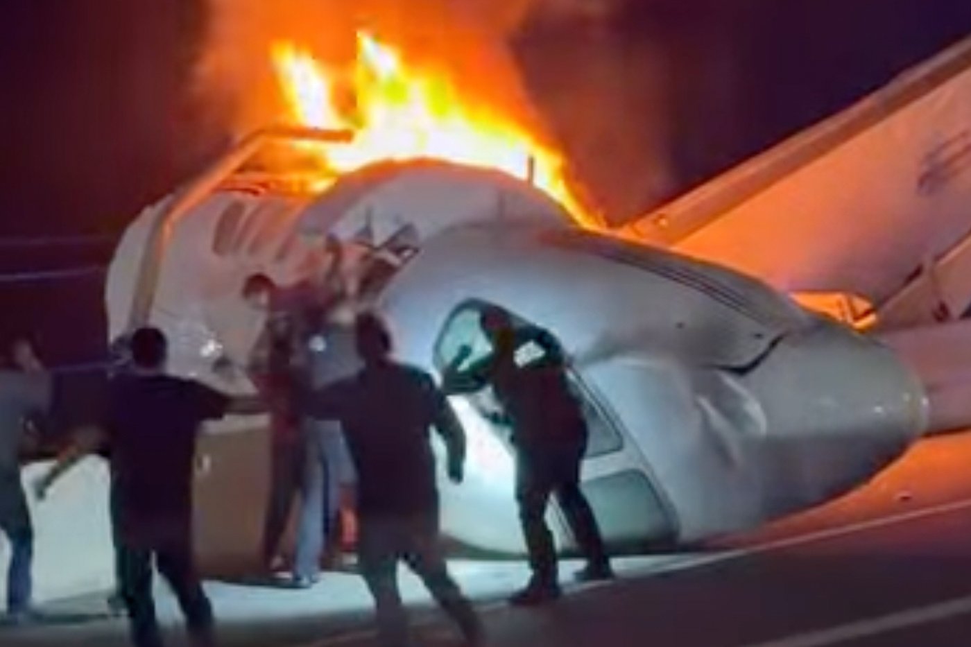 With a sledgehammer and a shovel, volunteers raced to save passengers in Texas plane crash | iNwheels With a sledgehammer and a shovel, volunteers raced to save passengers in Texas plane crash | iNwheels