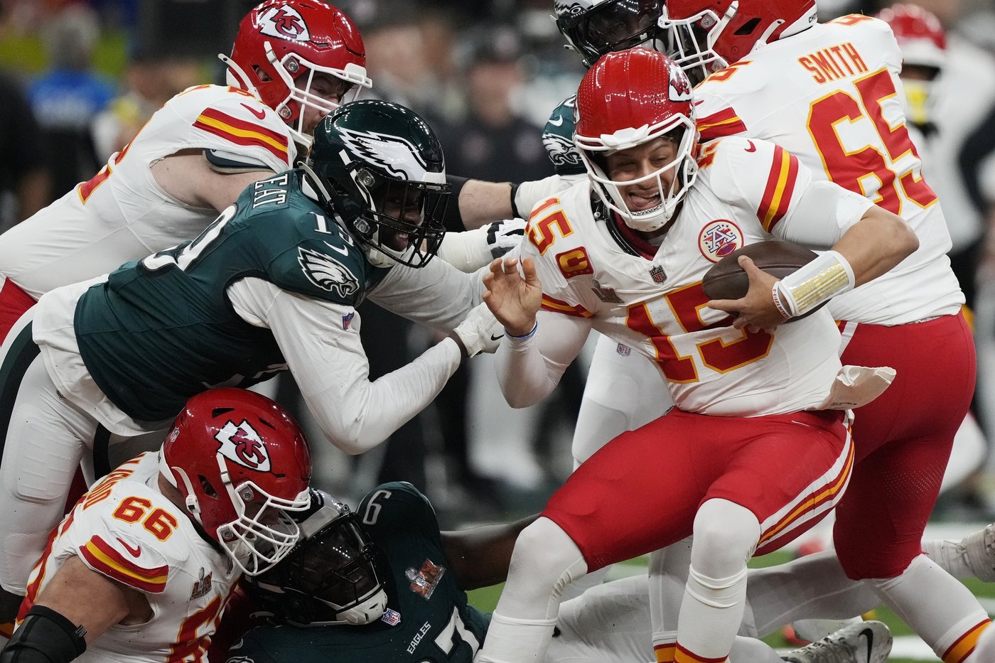Eagles answer Mahomes magic with 6 sacks, 3 turnovers of KC QB in Super Bowl blowout | iNFOnews.ca