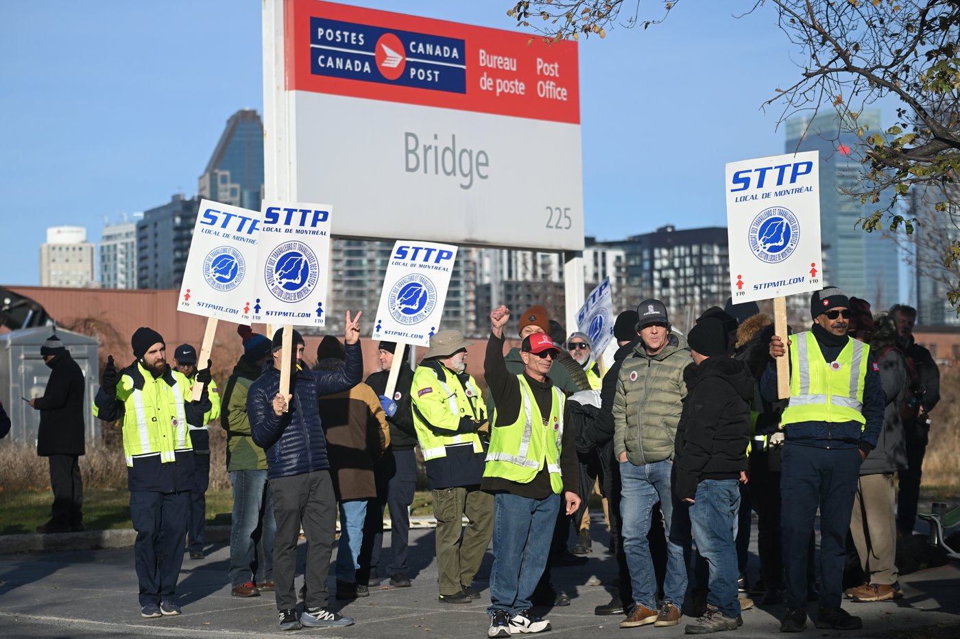 A ‘lot of ground’ remains between Canada Post, workers as strike talks progress | iNFOnews.ca