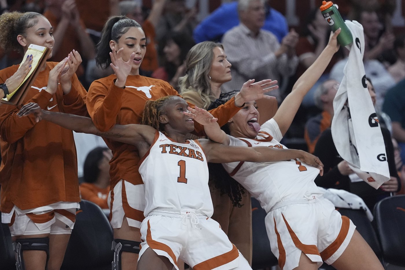 Booker, Holle lead No. 4 Texas to 87-66 win over No. 24 Vanderbilt | iNFOnews.ca Booker, Holle lead No. 4 Texas to 87-66 win over No. 24 Vanderbilt | iNFOnews.ca