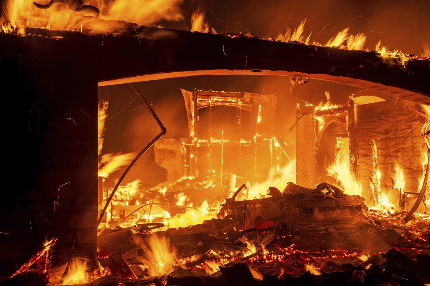 Thousands ordered to evacuate as powerful wind-fed wildfire burns homes in Southern California | iNFOnews.ca Thousands ordered to evacuate as powerful wind-fed wildfire burns homes in Southern California | iNFOnews.ca
