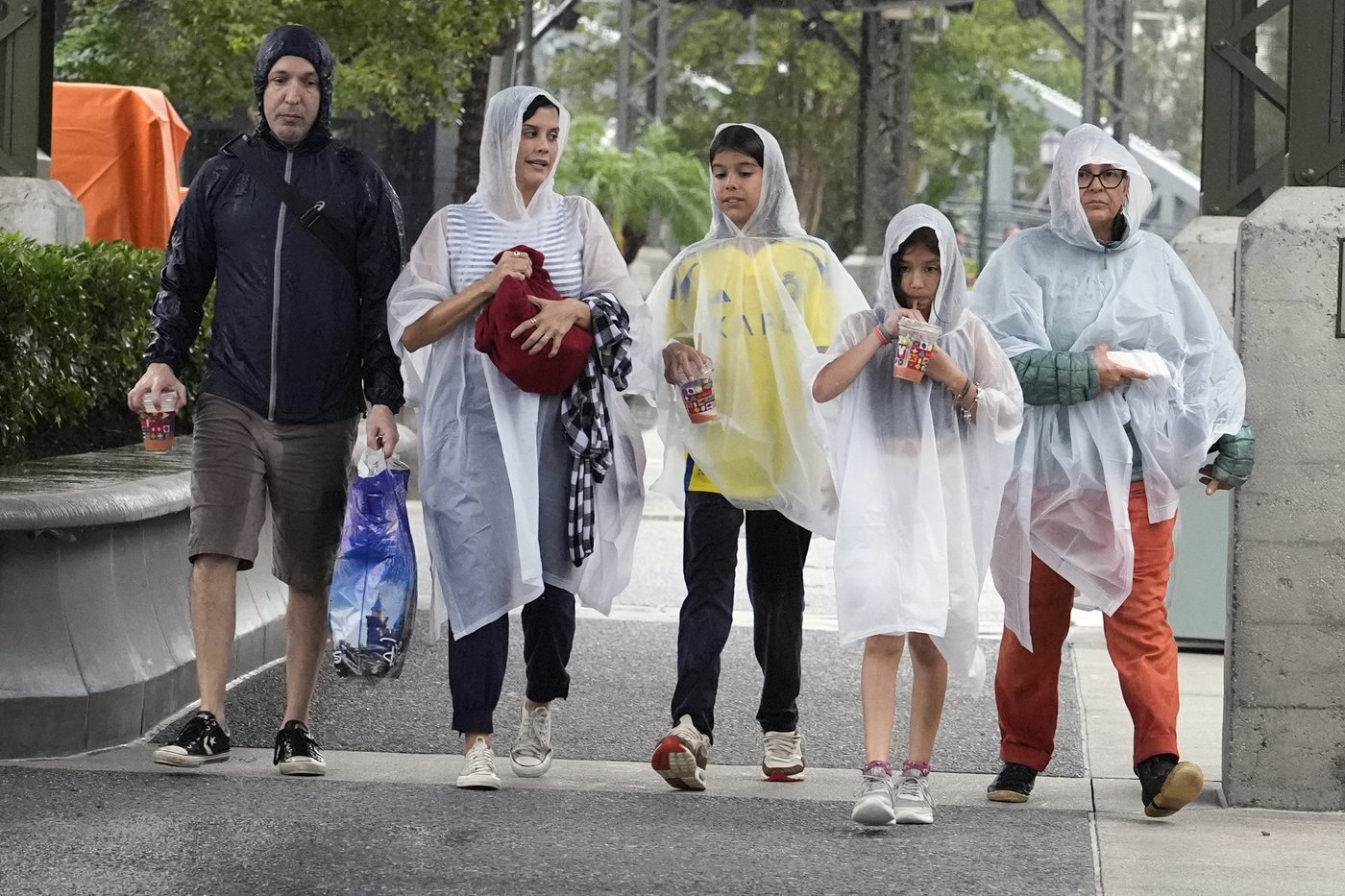 Disney World and Universal closures halt Orlando tourism as Milton approaches | iNFOnews.ca