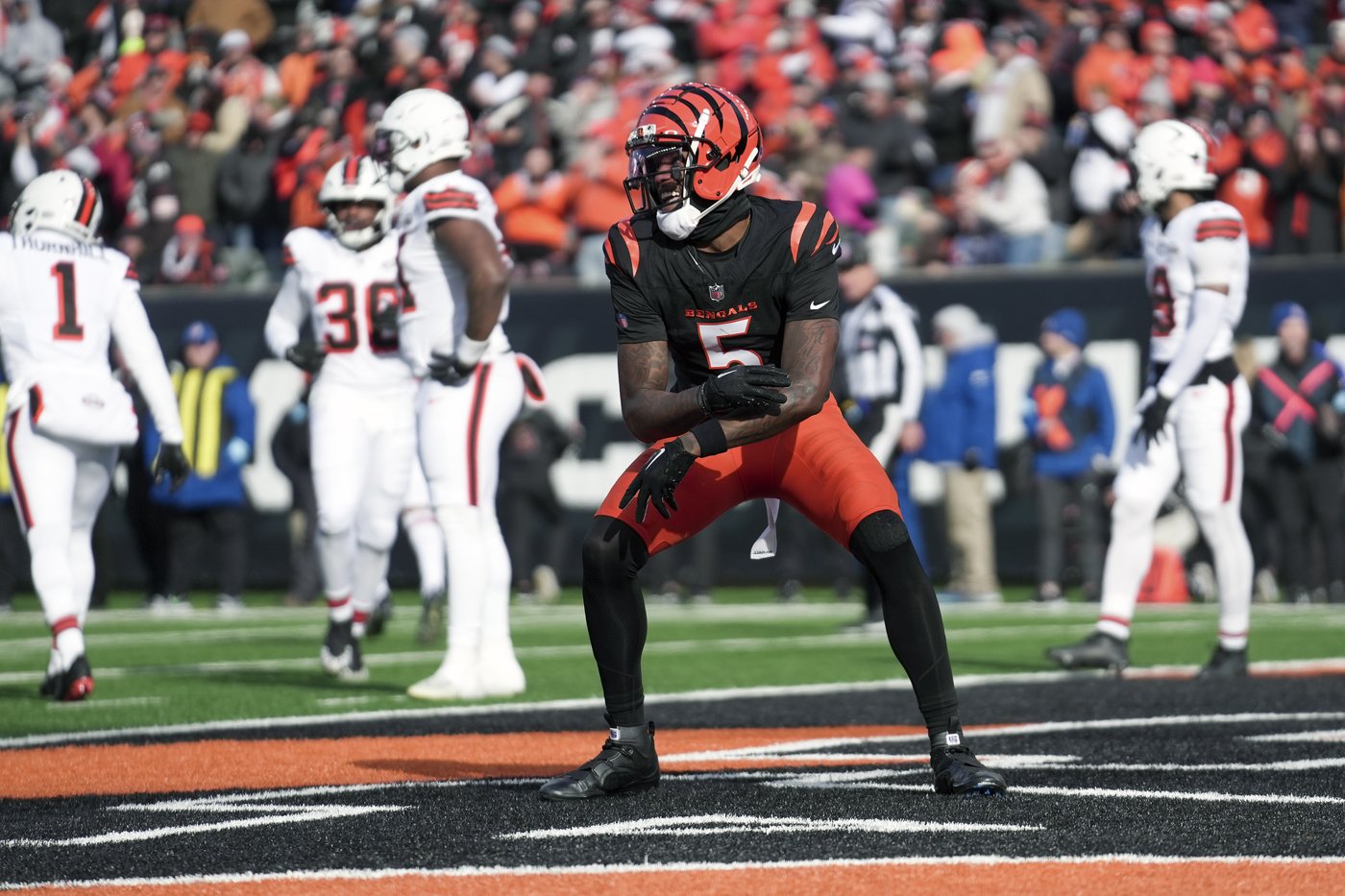 Burrow throws 3 TD passes and Bengals keep playoff hopes alive with 24-6 victory over Browns | iNFOnews.ca