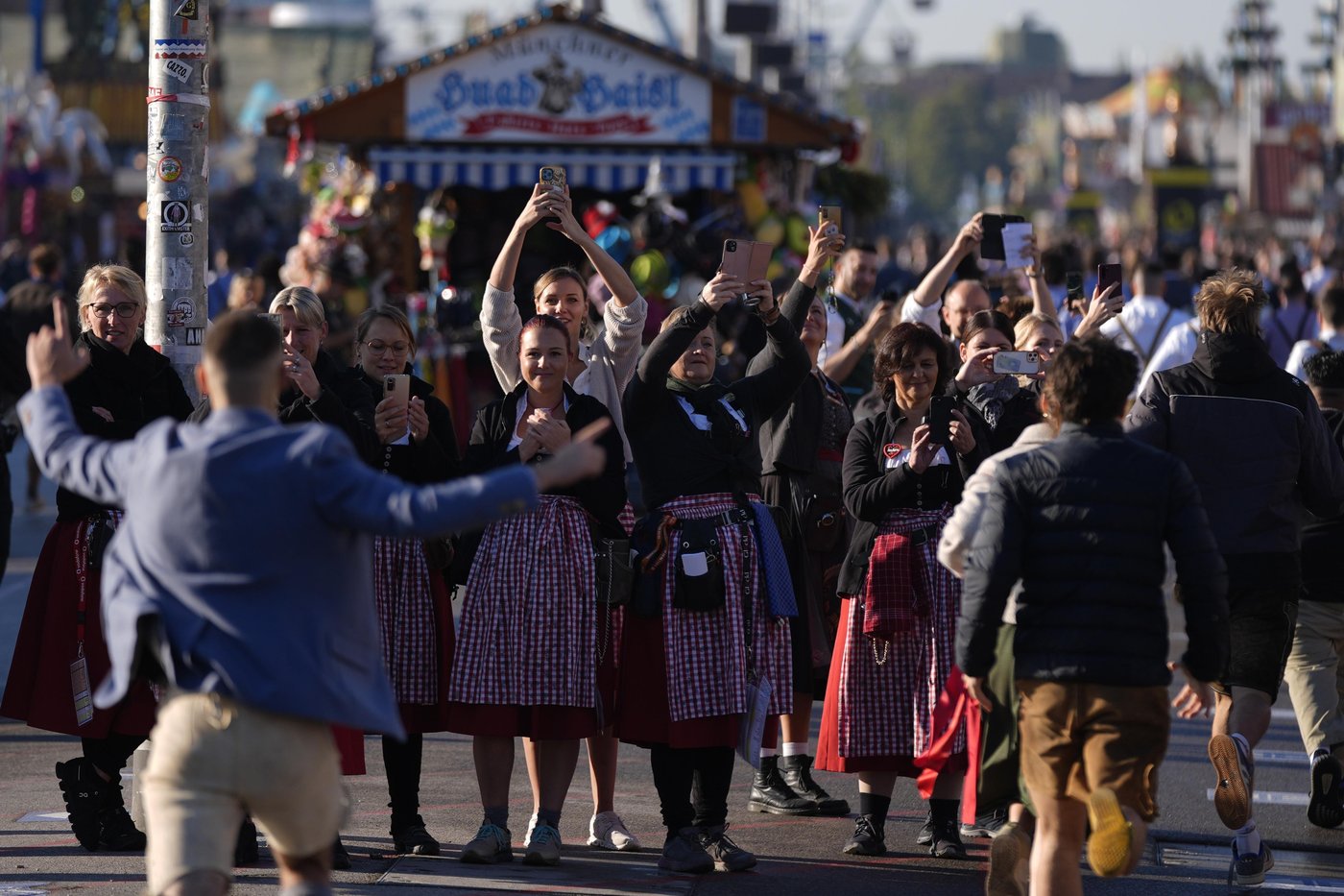 Oktoberfest is open. The world’s largest folk festival begins after ceremonial keg-tapping | iNFOnews.ca Oktoberfest is open. The world’s largest folk festival begins after ceremonial keg-tapping | iNFOnews.ca