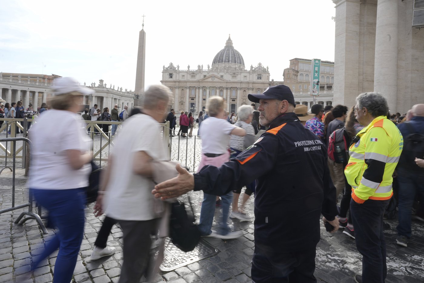 Catholic faithful pay their final respects to Pope Francis as public viewing begins | iNFOnews.ca Catholic faithful pay their final respects to Pope Francis as public viewing begins | iNFOnews.ca