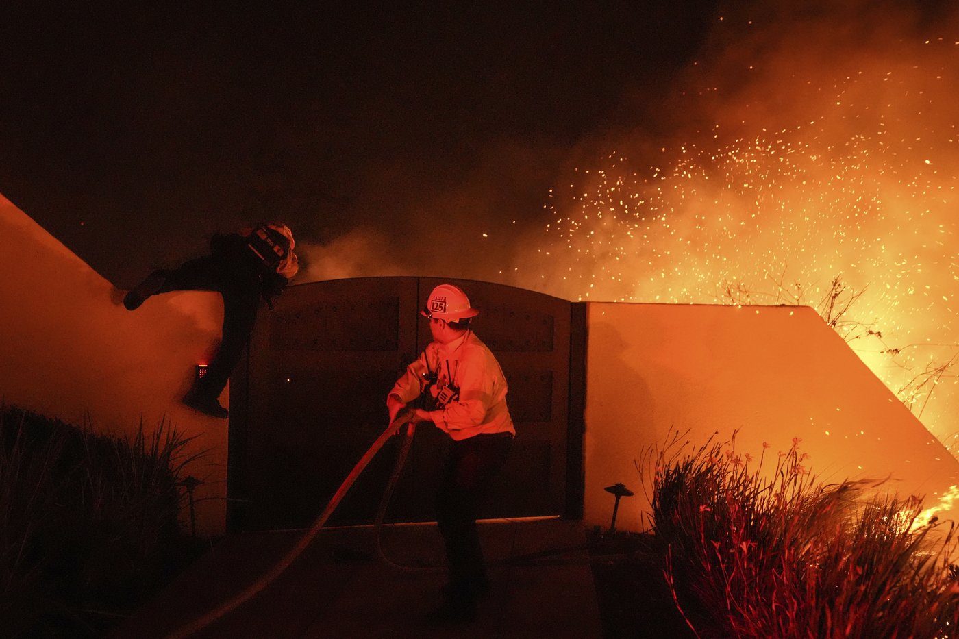 Celebrities and coastal residents flee from wind-driven wildfire in Malibu | iNFOnews.ca