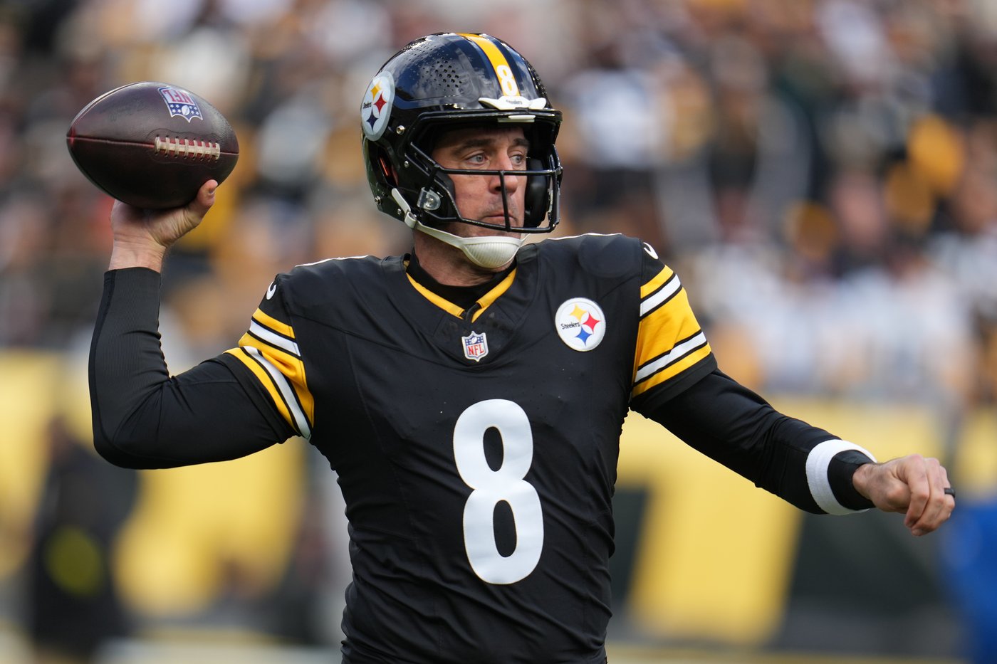 Steelers QB Aaron Rodgers practices with a brace on his broken wrist and is questionable vs. Bears | iNFOnews.ca Steelers QB Aaron Rodgers practices with a brace on his broken wrist and is questionable vs. Bears | iNFOnews.ca