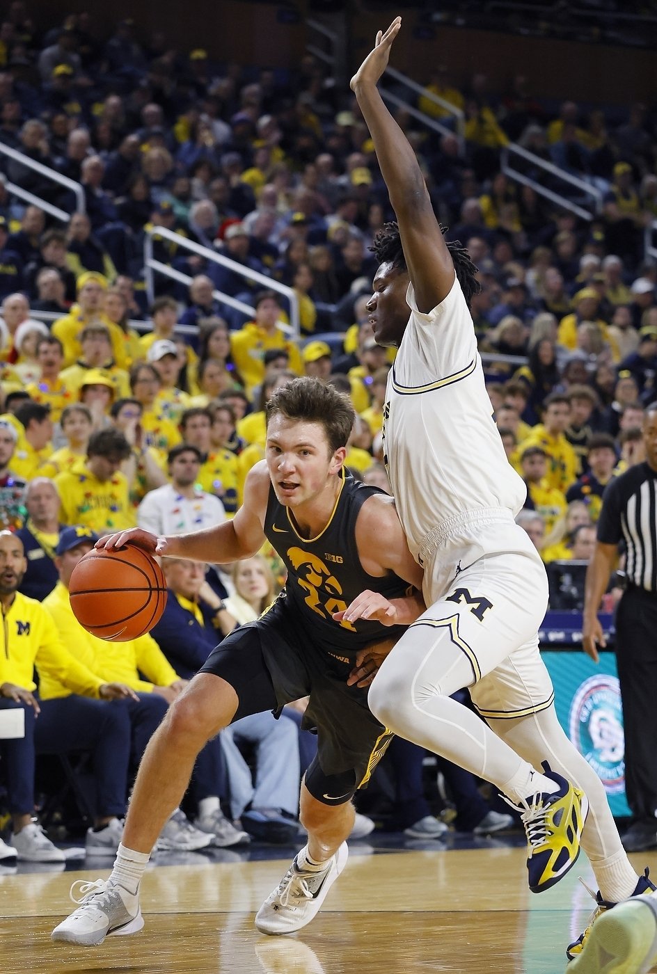 Gayle scores late to give Michigan 85-83 win over Iowa for Wolverines' 7th straight victory | iNFOnews.ca