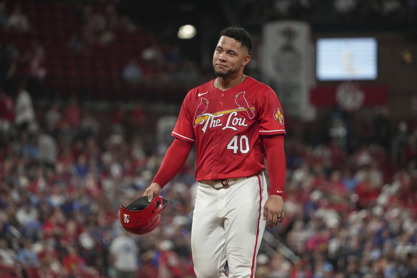 Cardinals 1B Willson Contreras breaks bat in frustration after being hit by a pitch | iNFOnews.ca