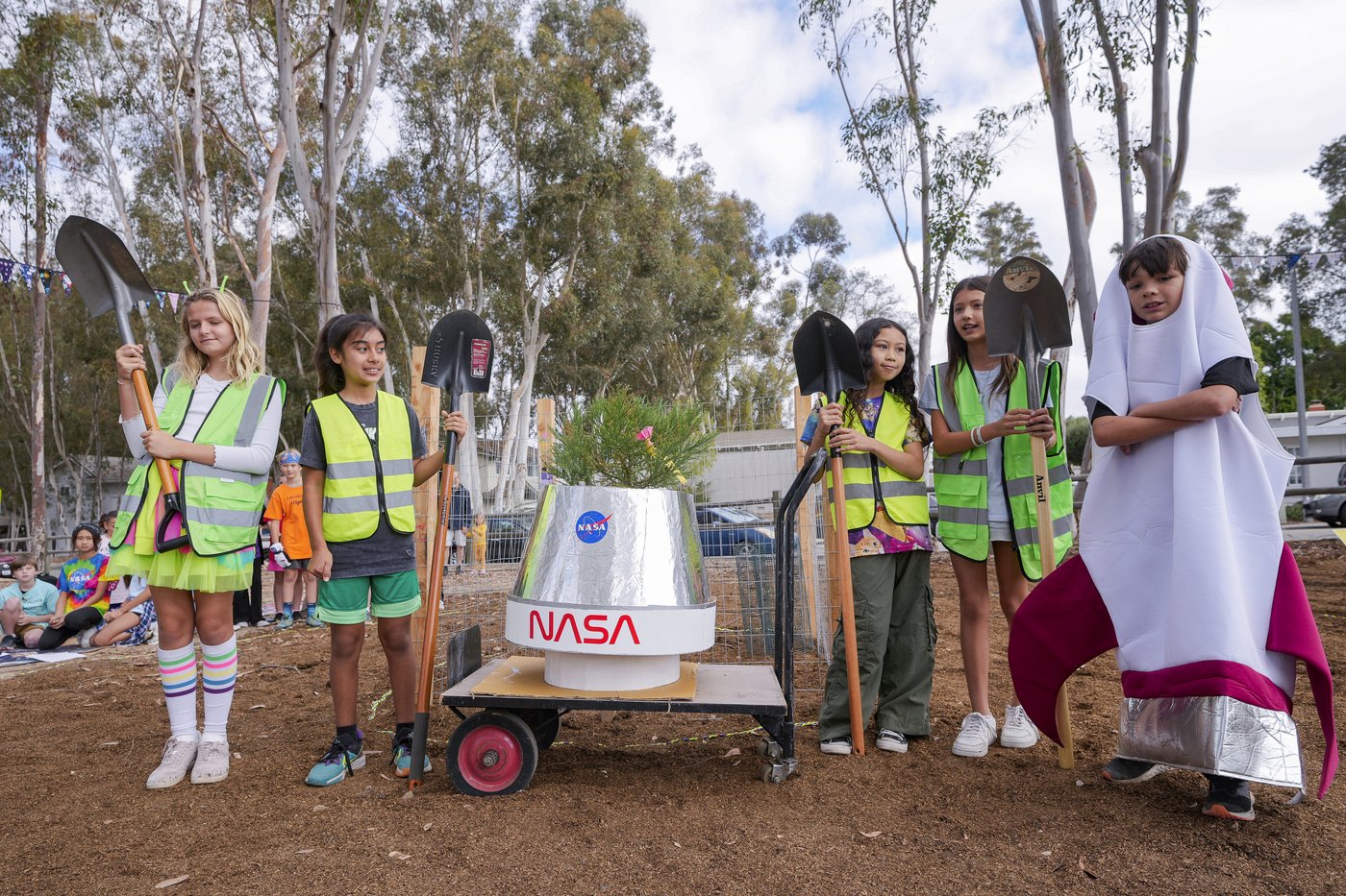A Southern California school plants a 'Moon Tree' grown with seeds flown in space | iNFOnews.ca