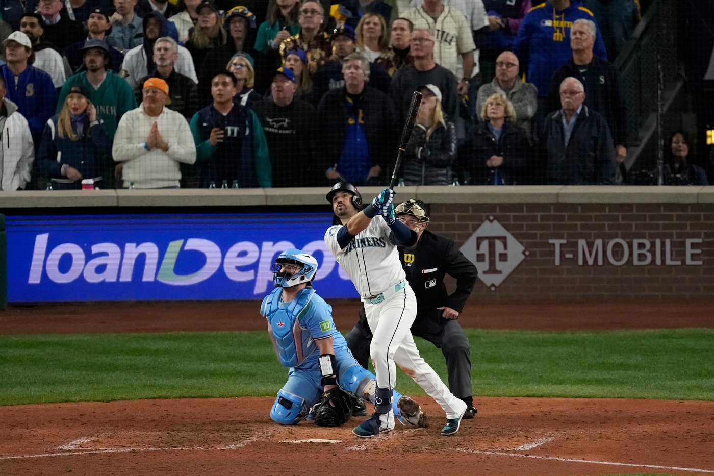 Photo Gallery: Mariners take 3-2 lead in ALCS with 6-2 win in Game 5 | iNFOnews.ca