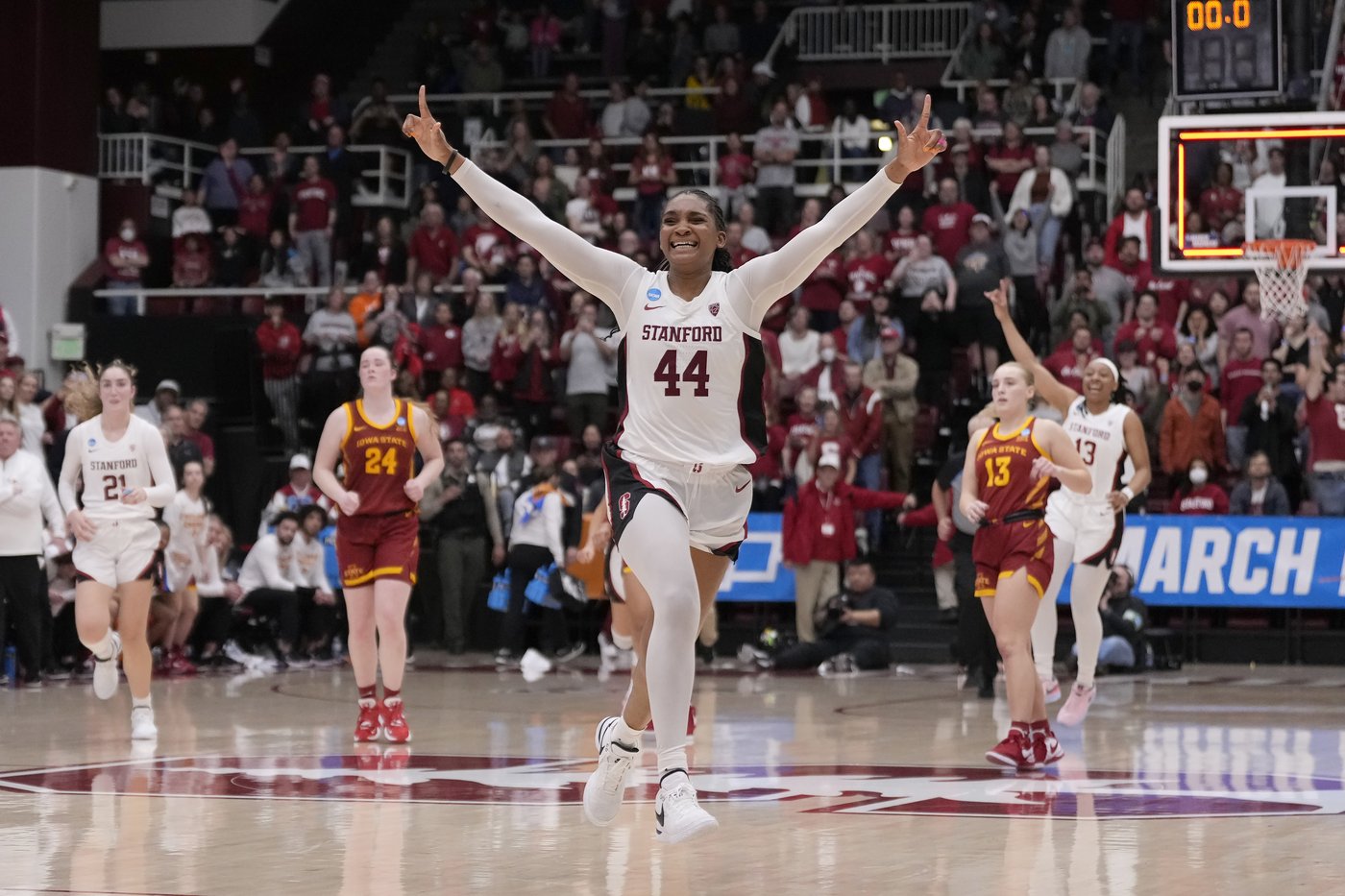 Watkins, Bueckers headline preseason AP All-America team in women's hoops; 3 sophomores for 1st time | iNFOnews.ca