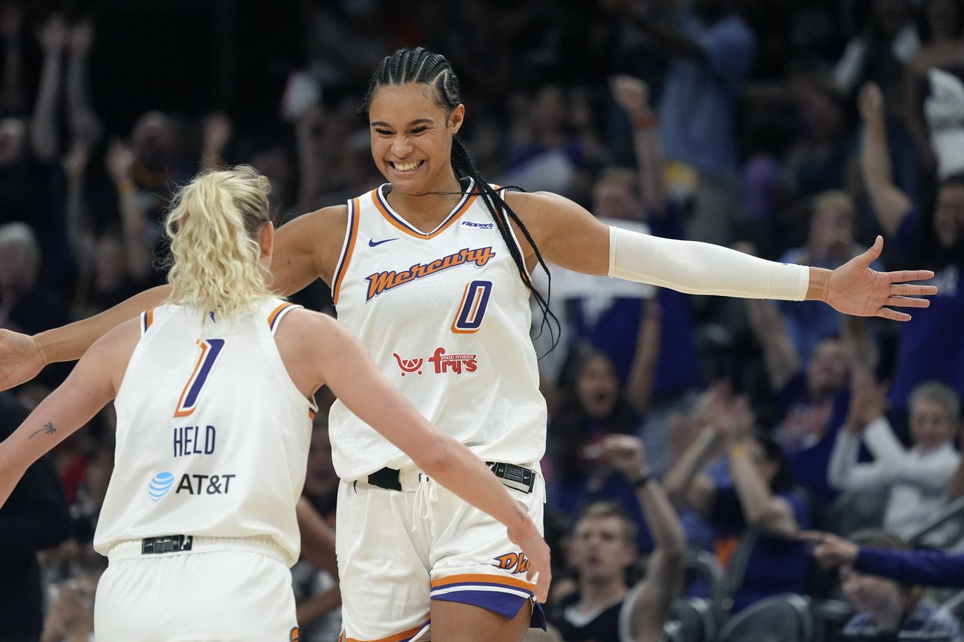 Rookie Lexi Held scores season-high 24 points as Mercury close on 18-1 run to beat Valkyries 86-77 | iNFOnews.ca