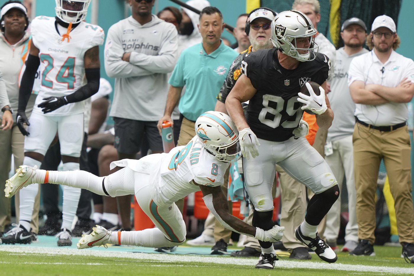 Without an effective run game, the Raiders have little choice but to air it out | iNFOnews.ca