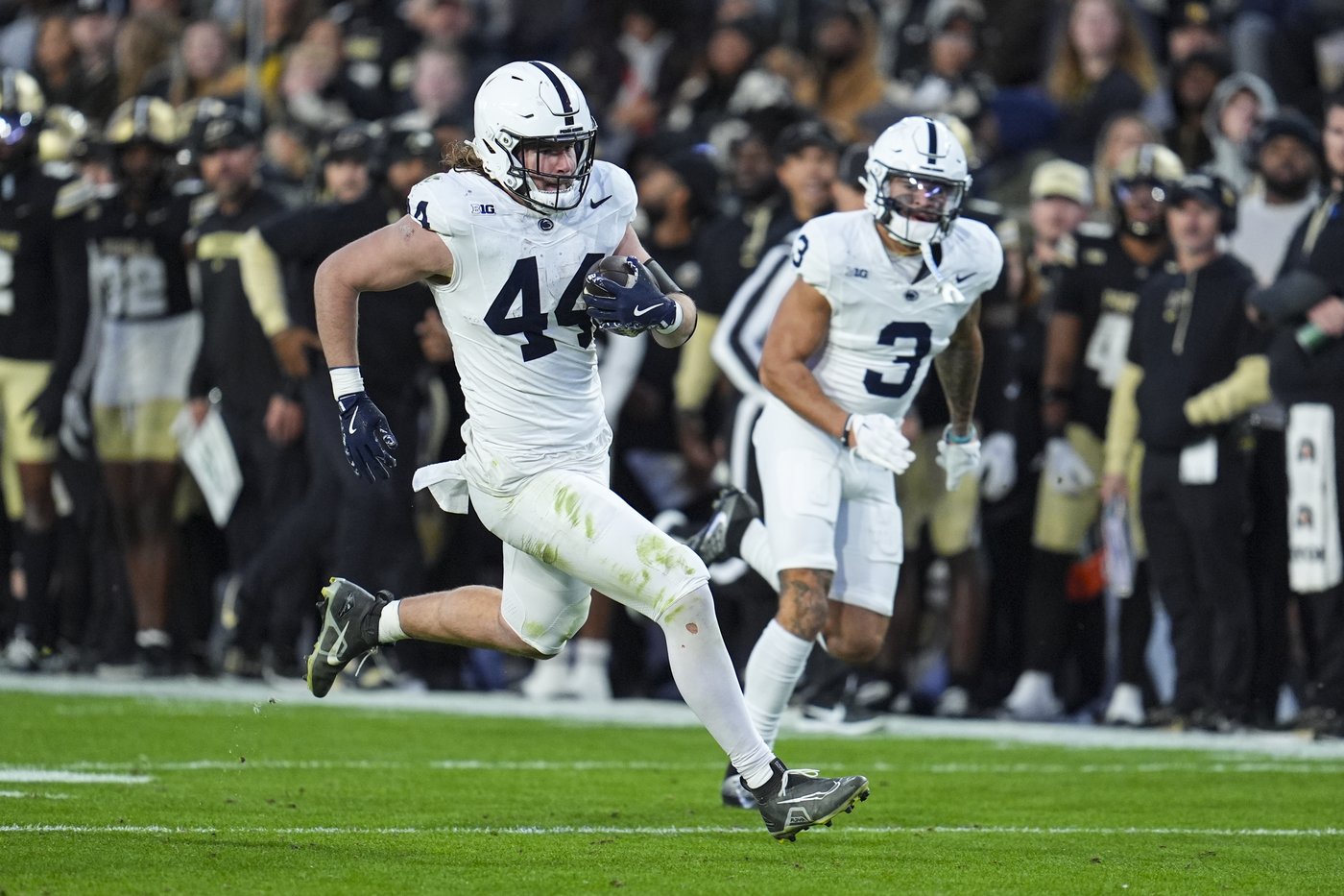 Allar leads No. 4 Penn State to 49-10 rout of Purdue | iNFOnews.ca