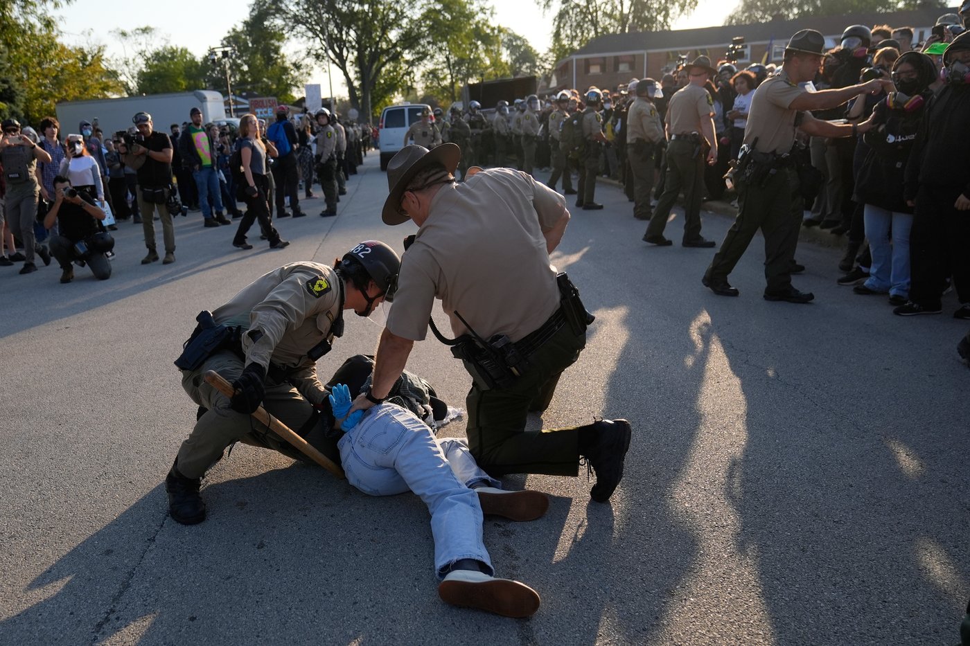 Noem visits Chicago area ICE facility as agents arrest 13, raid city neighborhoods | iNFOnews.ca