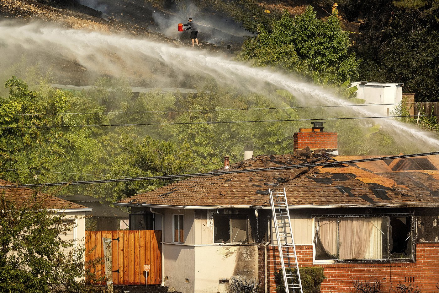 Calmer weather helps contain Oakland, California, fire that forced evacuations | iNFOnews.ca Calmer weather helps contain Oakland, California, fire that forced evacuations | iNFOnews.ca