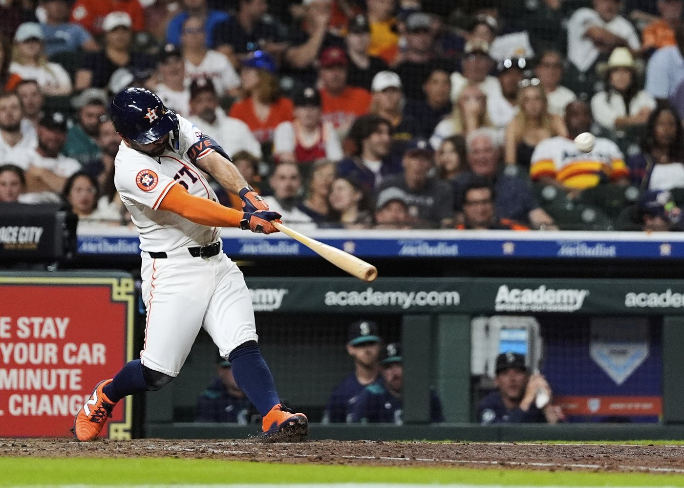 Altuve's 2 homers and Peña's milestone triple propel Astros past Mariners 9-2 | iNFOnews.ca