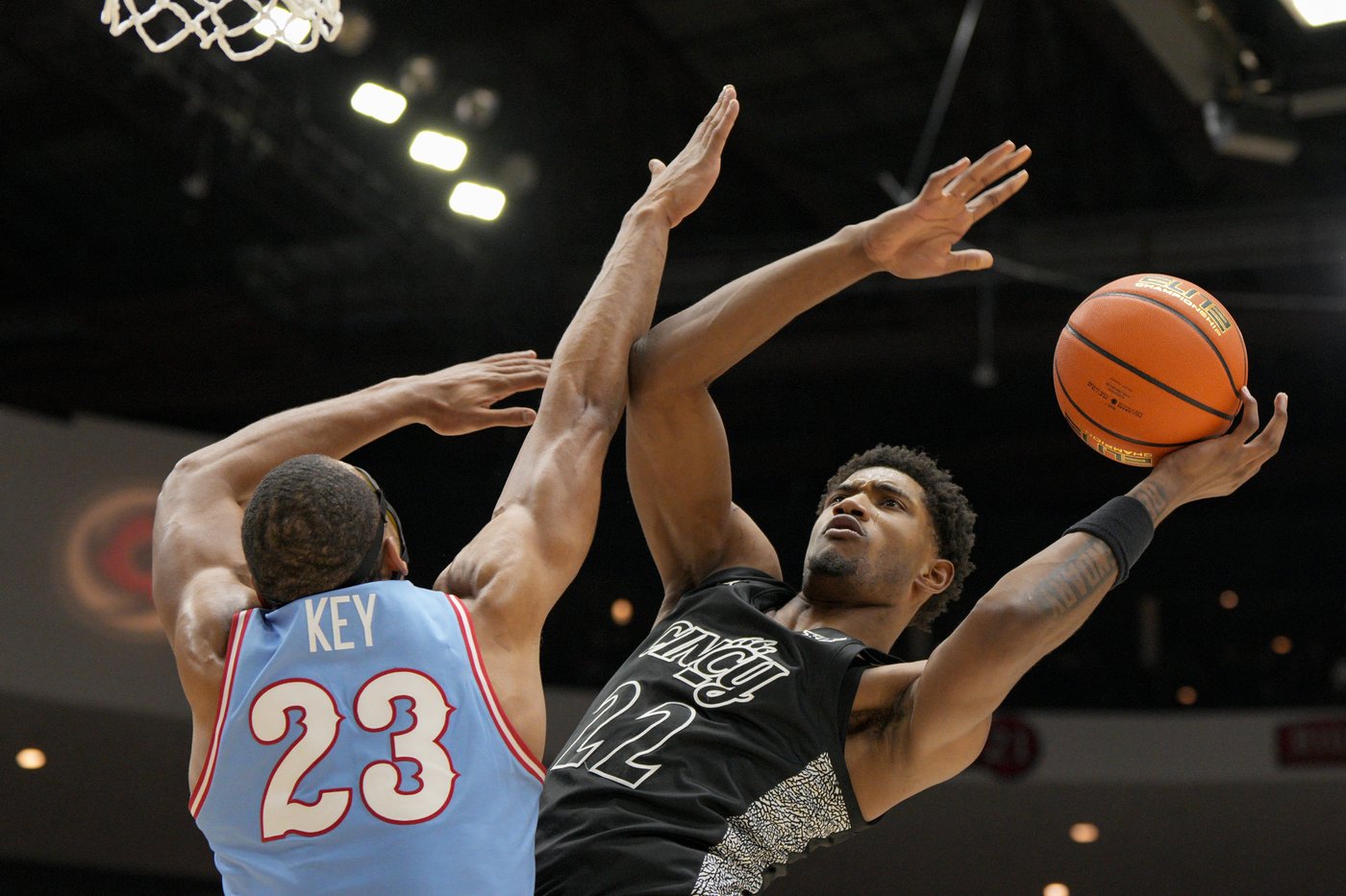 Skillings scores 17 and No. 19 Cincinnati outlasts No. 22 Dayton 66-59 | iNFOnews.ca