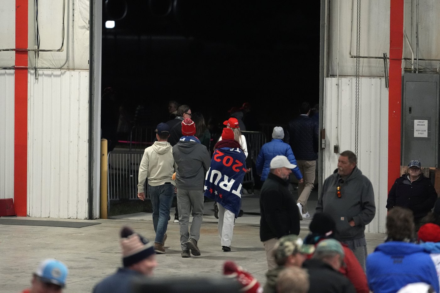 Trump leaves Michigan rallygoers waiting in the cold for hours to tape Joe Rogan podcast | iNFOnews.ca Trump leaves Michigan rallygoers waiting in the cold for hours to tape Joe Rogan podcast | iNFOnews.ca