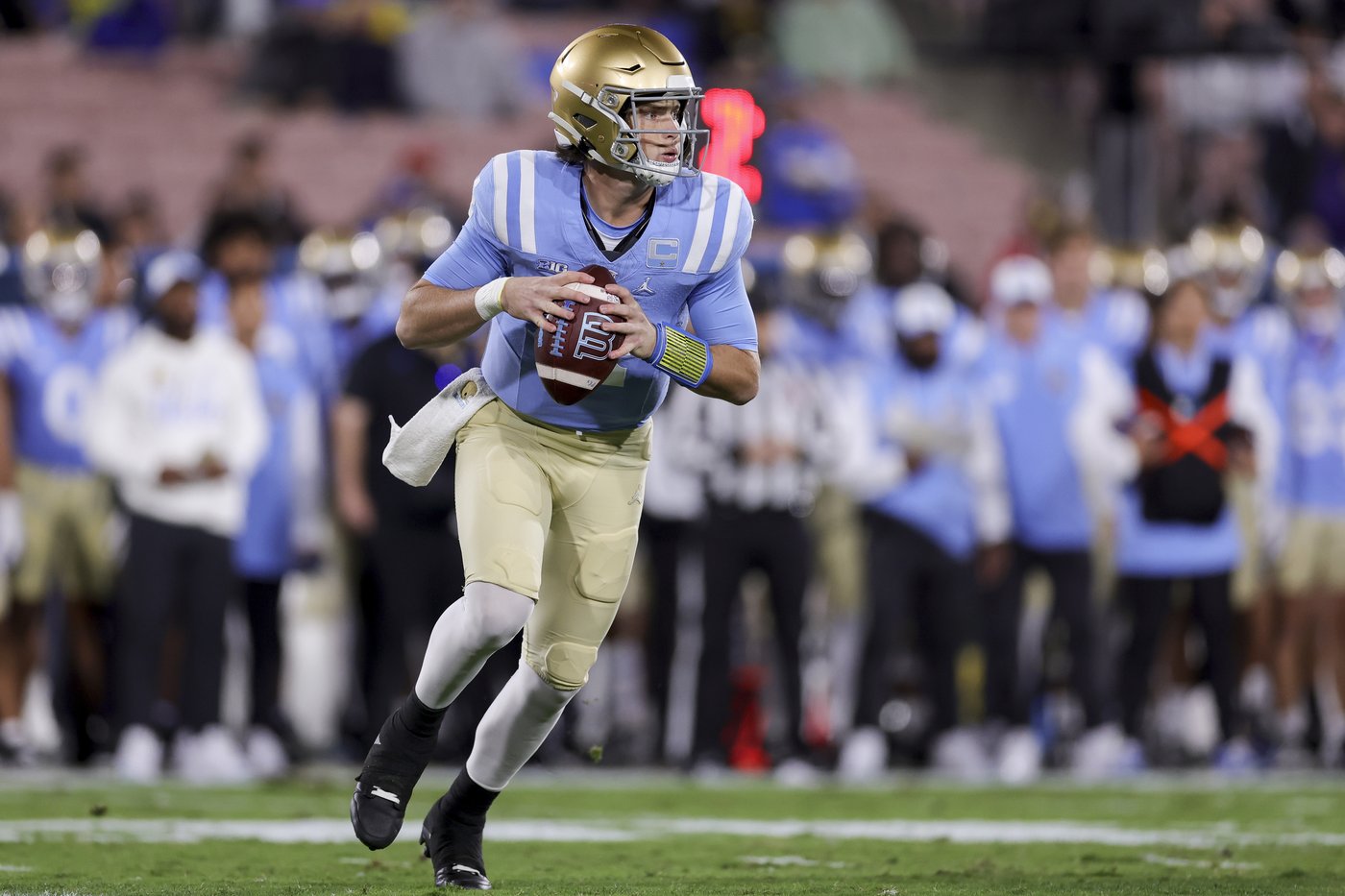 Garbers, Schwesinger lead UCLA past Iowa 20-17 for Bruins' 3rd straight win | iNFOnews.ca Garbers, Schwesinger lead UCLA past Iowa 20-17 for Bruins' 3rd straight win | iNFOnews.ca