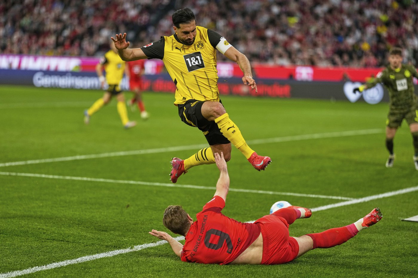 Bayern spurns chance to go 8 points clear in Bundesliga as Dortmund draws 'Klassiker' 2-2 | iNFOnews.ca