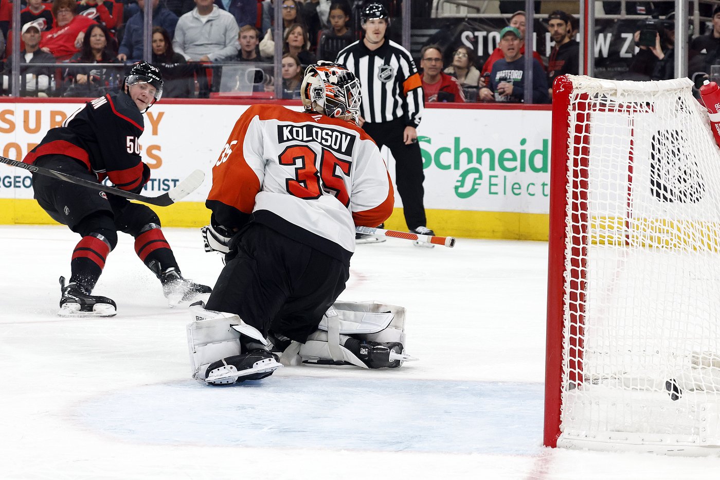 Necas scores go-ahead goal with 29 seconds left, Hurricanes beat Flyers 6-4 | iNFOnews.ca